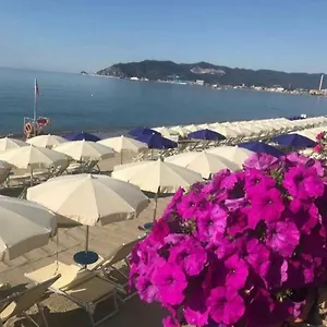 https://violamare.hotelitalianriviera.com